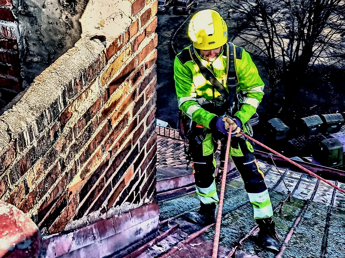 Oprava střechy horolezeckou technikou v Plané nad Lužnicí – výškové práce bez lešení, Výškové práce Anděl