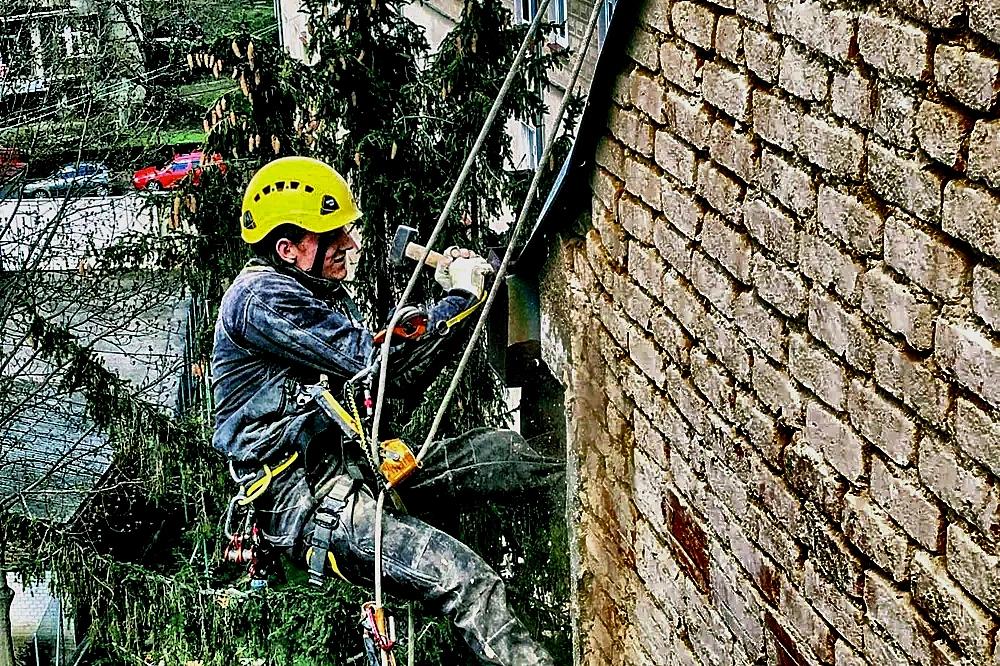 Zednické a opravárenské práce na fasádě horolezeckou technikou z lana – Výškové práce Anděl, Tábor a jižní Čechy